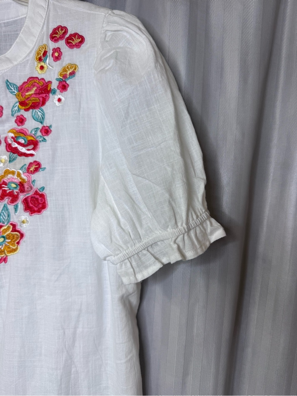 100% Cotton White Embroidered V-Neck Women’s Top with Floral Accents size L - Picture 4 of 7